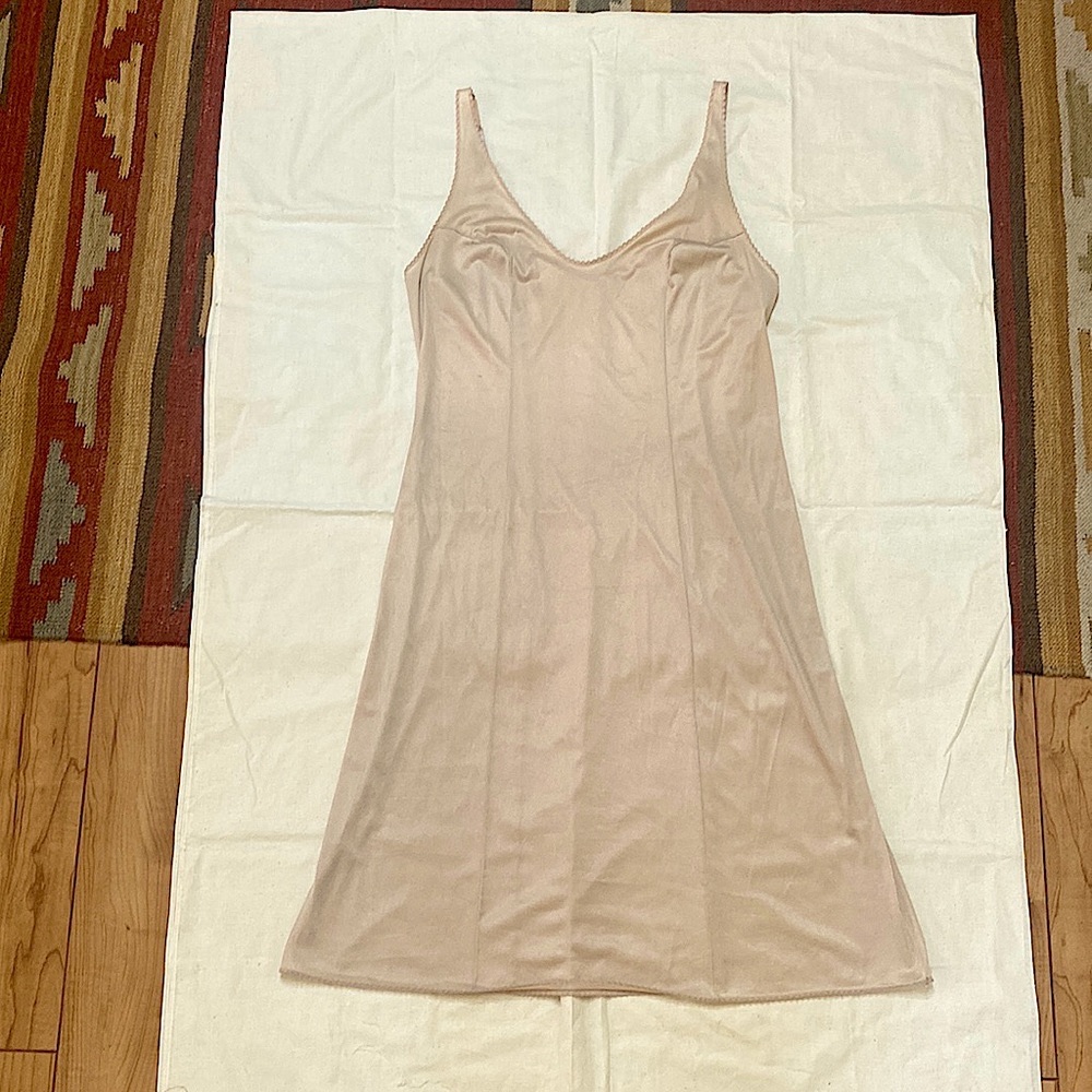 Vintage Knee Length Slip 💛 light peach/tan color sz 36